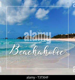 Inspirational typografische Anführungszeichen mit Strand Bild - Beachaholic Stockfoto