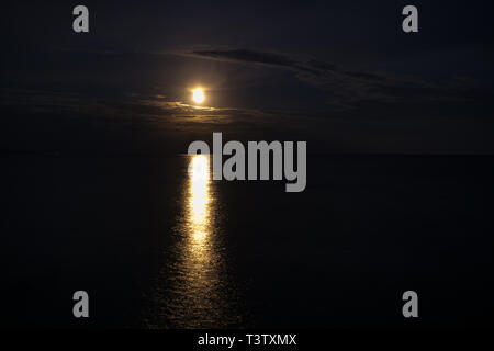 Mond Reflexion über Wasser auf schwarzem Hintergrund Stockfoto