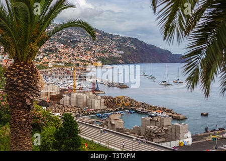 FUNCHAL, Deutschland - CA. OKTOBER, 2014: Hafen von Funchal auf der Insel Madeira, Portugal Stockfoto