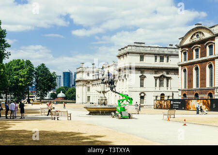 London, Großbritannien - 23 Juli, 2018: Arbeiter Wartung der Straßenbeleuchtung in der Nähe des Royal Naval College in Greenwich, London Stockfoto