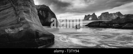 Neuseeland, Südinsel, Wharariki Beach. Wharariki Beach und den Torbogen Inseln in der Nähe von Cape Farewell und der Kahurangi National Park entfernt. Stockfoto