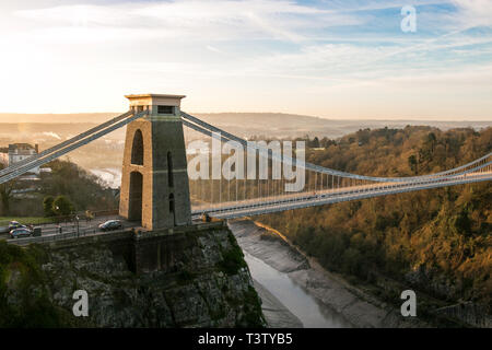 Clifton Suspension Bridge bei Sonnenaufgang mit dem Fluss und Wald dahinter, in Bristol, Großbritannien Stockfoto