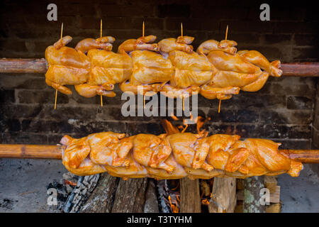 Kochen Hähnchen am Spieß auf Kohlen. Close-up. Stockfoto
