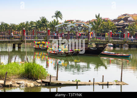 Ein Hoi An Brücke über den Sohn Thu Bon Fluss in, Hoi An, Quang Nam, Vietnam, Asien mit Laterne Boote bis an die Brüstung gebunden Stockfoto