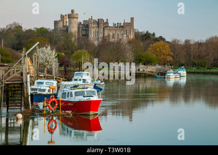 Dawn auf dem Fluss Arun in Arundel, West Sussex. Arundel Castle im Hintergrund. Stockfoto