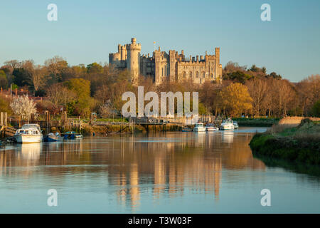 Sonnenaufgang auf dem Fluss Arun in West Sussex, England. Arundel Castle in der Ferne. Stockfoto