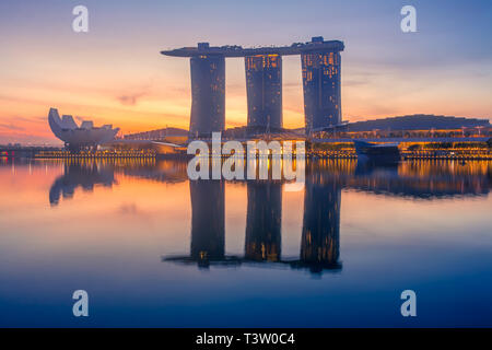Singapur. Am frühen Morgen an der Marina Bay. Die Sonne ist hinter dem Gebäude des Hotel in Form eines Schiffes zu stehen Stockfoto