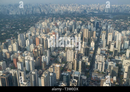 Luftaufnahme der Stadt Sao Paulo, Brasilien - dicht besiedelten Viertel Itaim Bibi Bezirk im Vordergrund - mit grünen upper-class Bereich im Hintergrund gemischt (Jardins district) und Ibirapuera Park auf der rechten Seite. Stockfoto