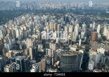 Luftaufnahme der Stadt Sao Paulo, Brasilien - dicht besiedelten Viertel Itaim Bibi, Credit Suisse Gebäude im Vordergrund - mit grünen upper-class Bereich im Hintergrund gemischt (Jardins district) und Ibirapuera Park auf der rechten Seite. Stockfoto