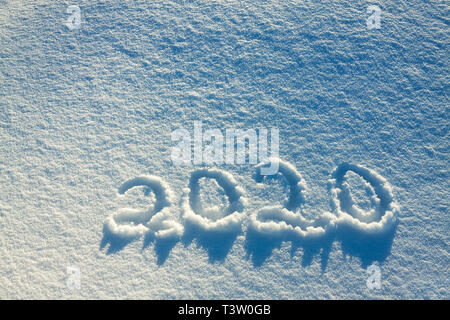 Abstrakte Winter Silvester und Weihnachten Hintergrund aus Schnee. text auf Schnee 2020 Stockfoto