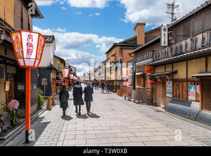 Traditionelle japanische Bauten auf Hanamikoji-dori, eine Straße im historischen Stadtteil Gion von Kyoto, Japan Stockfoto