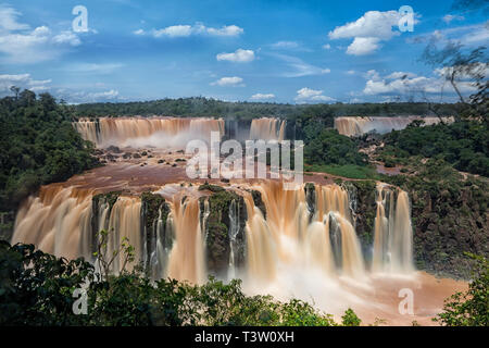 Die Iguazu Wasserfälle auf der argentinischen Seite. Von der brasilianischen Seite fotografiert. Stockfoto