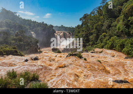 Die Iguazu Wasserfälle auf der argentinischen Seite. Von der brasilianischen Seite fotografiert. Stockfoto