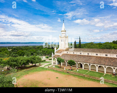 Luftaufnahme der katholischen Kirche "Iglesia Virgen de la Candelaria" von Aregua in Paraguay mit Blick auf den Lago Ypacarai Stockfoto