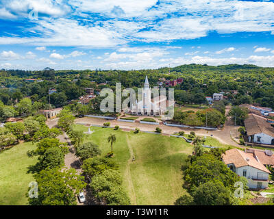 Luftaufnahme der katholischen Kirche "Iglesia Virgen de la Candelaria" von Aregua in Paraguay. Stockfoto