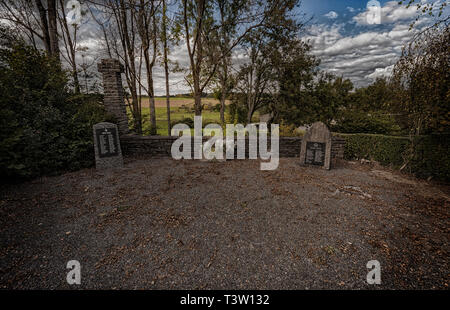 Reichshof, Deutschland - Oktober 08, 2016: Kriegsgräber Denkmal mit den Namen der gefallenen Soldaten in Reichshof Deutschland. Denkmäler für die gefallenen Soldaten Stockfoto