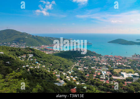 Luftaufnahme der Kreuzfahrthafen von St. Thomas, einer Insel der US Virgin Islands in der Karibik. Stockfoto