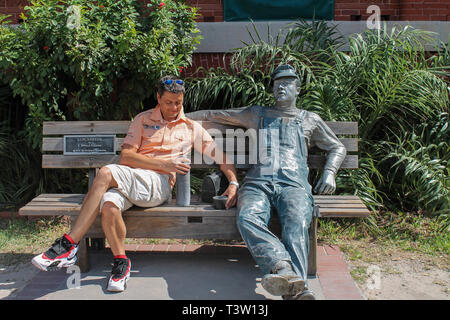 Key West, Florida, USA - November 07, 2012: der Mann, der auf einer Bank mit der Skulptur "Mittagspause" von J. Seward Johnson auf Key West. Museum für Kunst und Geschichte Stockfoto
