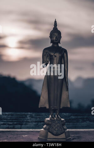 KRABI, THAILAND - 2. APRIL 2018 Buddha auf der Sicht der Tiger Cave Stockfoto