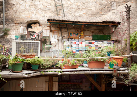 BUDAPEST, Ungarn - 20. SEPTEMBER 2017: Szimpla Kert isa riesig und eklektischen Pub mit alten unpassende Artikel & einer stillgelegten Trabant, mit Musik, Essen, Ma Stockfoto