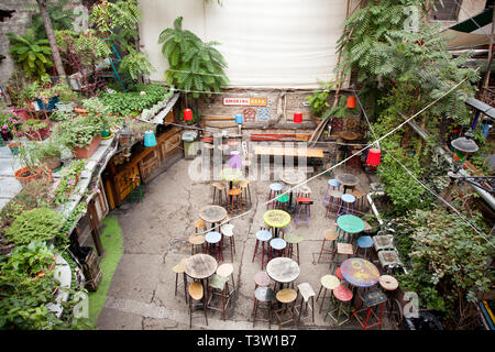 BUDAPEST, Ungarn - 20. SEPTEMBER 2017: Szimpla Kert isa riesig und eklektischen Pub mit alten unpassende Artikel & einer stillgelegten Trabant, mit Musik, Essen, Ma Stockfoto