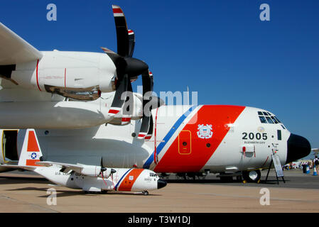 United States Coast Guard Lockheed HC-130J Hercules Verkehrsmittel Flugzeug mit einem ähnlichen Modell Flugzeug auf dem Display an RAF Fairford Airshow Stockfoto