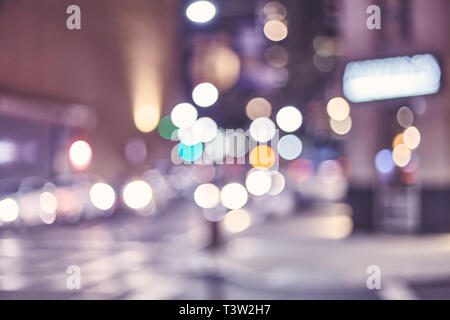 Verschwommen Lichter der Stadt in der Nacht, Farbe getonte Urban abstrakt Hintergrund. Stockfoto