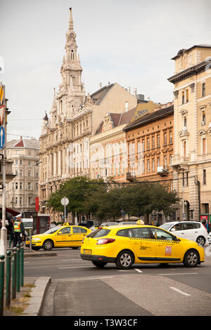 BUDAPEST, Ungarn - 20. SEPTEMBER 2017: Downtown Budapest beschäftigt mit den lokalen Verkehr und Taxis. Stockfoto