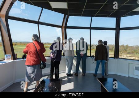 Besucher in den Tower in Greenham Common, formal eine amerikanische Airbase mit Atomwaffen, in der Nähe von Newbury, Berkshire, Großbritannien Stockfoto