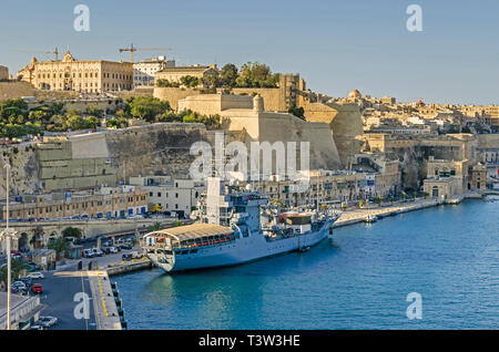 Valletta, Malta - 28. Mai 2017: Typ 404 Elbe klasse Auffüllung Schiff oder Ausschreibung A 513 Rhein der Deutschen Marine im Hafen vor Anker an der alten Seaw Stockfoto