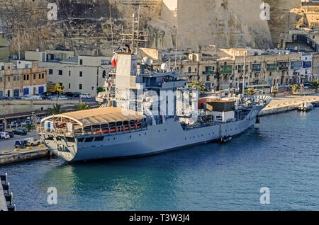 Valletta, Malta - 28. Mai 2017: Typ 404 Elbe klasse Auffüllung Schiff oder Ausschreibung A 513 Rhein der Deutschen Marine im Hafen vor Anker an der alten Seaw Stockfoto