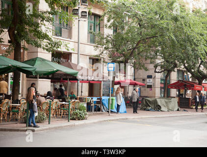 BUDAPEST, Ungarn - 20. SEPTEMBER 2017: Es gibt viele Terrassen und Restaurants in Budapest, Ungarn. Stockfoto