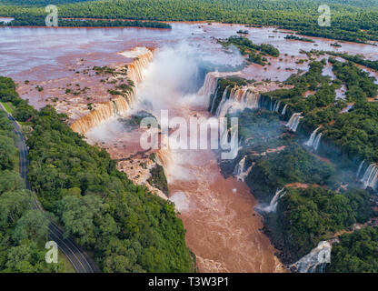 Luftaufnahme der Iguazu Wasserfälle. Blick über die Garganta del Diablo Teufelsschlund. Stockfoto