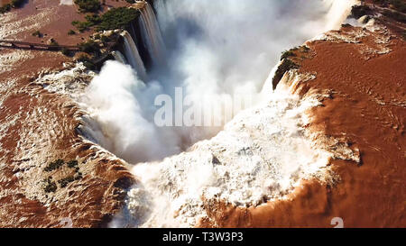 Luftaufnahme der Iguazu Wasserfälle. Blick über die Garganta del Diablo Teufelsschlund. Stockfoto