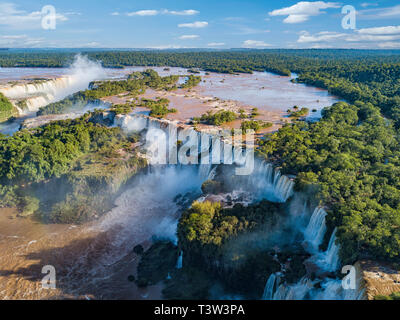Luftaufnahme der Iguazu Wasserfälle. Blick über die Garganta del Diablo Teufelsschlund. Stockfoto