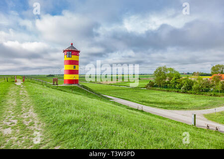 Der Pilsumer Leuchtturm an der Nordsee in Deutschland. Stockfoto