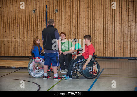 Gummersbach, Deutschland - 18. Mai 2014: Behinderte Jugendliche im Rollstuhl Sport in der Sporthalle Stockfoto