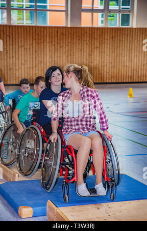 Gummersbach, Deutschland - 18. Mai 2014: Behinderte Jugendliche im Rollstuhl Sport in der Sporthalle Stockfoto