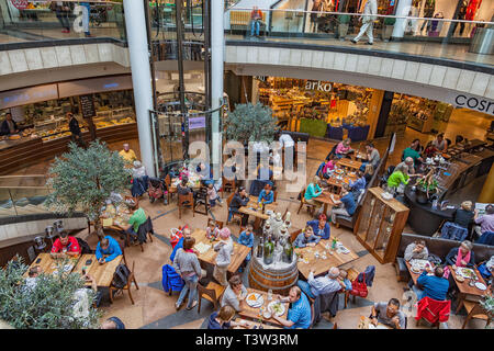 Kassel, Deutschland - 14. Juni 2014: Die Königs-Galerie, im Herzen von Kassel, ist luxusmeile und Shoppingparadies, Laufsteg und Rastplatz für Con Stockfoto