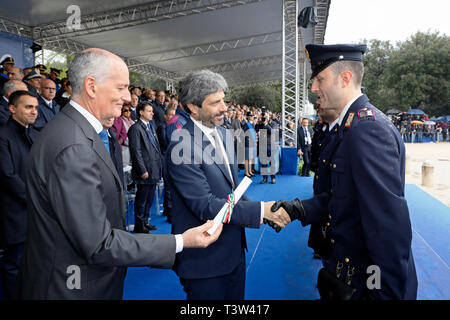 Rom, Italien, 10. April 2019: Der Präsident der Abgeordnetenkammer Roberto Fico die Medaillen, die Verdienen Polizisten gibt, während die Cele Stockfoto