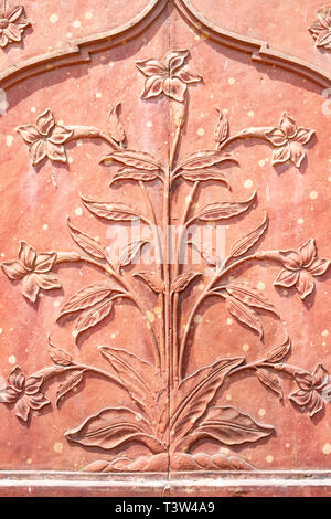 Indien, Delhi, 30.März 2019 - Detail, islamischen Flachrelief Dekoration auf roten Sandstein von Tor, Lal Qila oder Red Fort in Delhi, Indien Stockfoto