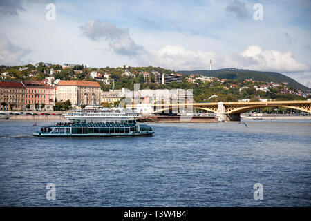 BUDAPEST, Ungarn - 22. SEPTEMBER 2017: River Boat Cruises Bereich populäre Weise, Budapest und anderen kleinen Stadt entlang der Donau zu sehen. Stockfoto