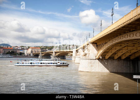 BUDAPEST, Ungarn - 22. SEPTEMBER 2017: River Boat Cruises Bereich populäre Weise, um zu sehen, Budapest und anderen kleinen Stadt entlang der Donau. Diese wird durch Stockfoto