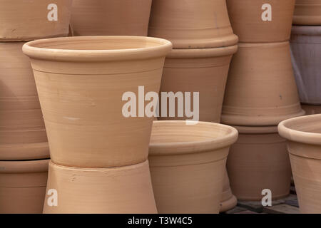 Rustikale terracotta Töpfe stapelten sich auf dem Display closeup full frame Stockfoto