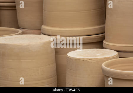 Rustikale terracotta Töpfe stapelten sich auf dem Display closeup full frame Stockfoto