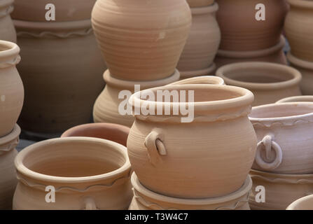 Rustikale terracotta Töpfe stapelten sich auf dem Display closeup full frame Stockfoto