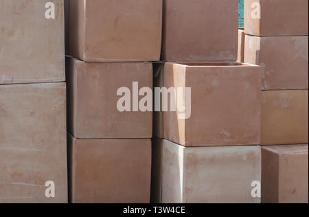 Rustikale Terracotta Töpfen Würfelform stapelten sich auf dem Display closeup full frame Stockfoto