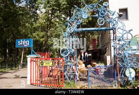 BUDAPEST, Ungarn - 22. SEPTEMBER 2017: Steg Bar auf der Margareteninsel ist ein beliebter Ort für eine Mahlzeit und Getränke zu genießen, während Sie reisen der Park in Budapest, H Stockfoto