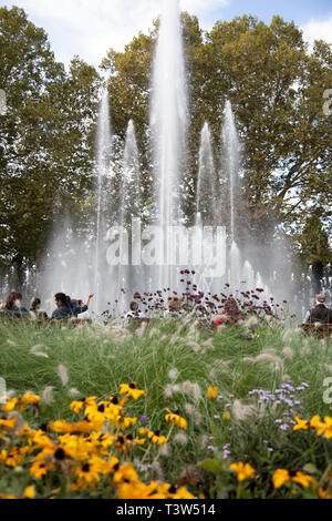 BUDAPEST, Ungarn - 22. SEPTEMBER 2017: der Musikalischen Fontäne ist eine der Hauptattraktionen auf | Margaretheninsel in Budapest, Ungarn. Stockfoto