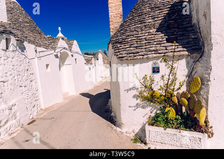 Steinplatten Decken der Dächer der Trulli in Alberobello, einer italienischen Stadt auf einer Reise in Italien, zu besuchen. Stockfoto
